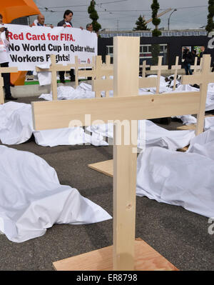 Zürich, Schweiz. 29. Mai 2015. Demonstranten richten Sie symbolische Gräber bei der Ankunft von den FIFA-Delegierten vor Zürcher Hallenstadion, die schlechten Arbeitsbedingungen in Katar beim Bau der Sportstätten für die FIFA Weltmeisterschaft 2022 zu kritisieren. Bildnachweis: Thamerpic/Alamy Live-Nachrichten Stockfoto