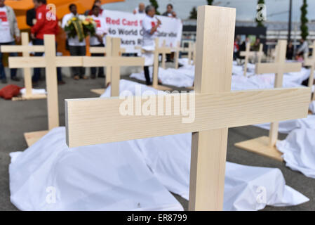 Zürich, Schweiz. 29. Mai 2015. Demonstranten richten Sie symbolische Gräber bei der Ankunft von den FIFA-Delegierten vor Zürcher Hallenstadion, die schlechten Arbeitsbedingungen in Katar beim Bau der Sportstätten für die FIFA Weltmeisterschaft 2022 zu kritisieren. Bildnachweis: Thamerpic/Alamy Live-Nachrichten Stockfoto
