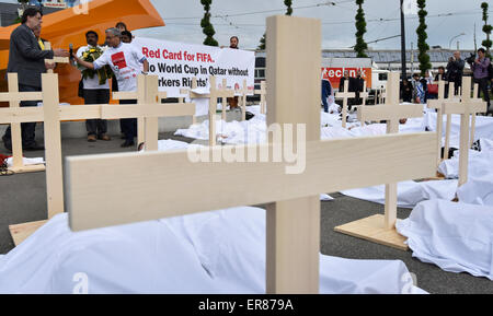 Zürich, Schweiz. 29. Mai 2015. Demonstranten richten Sie symbolische Gräber bei der Ankunft von den FIFA-Delegierten vor Zürcher Hallenstadion, die schlechten Arbeitsbedingungen in Katar beim Bau der Sportstätten für die FIFA Weltmeisterschaft 2022 zu kritisieren. Bildnachweis: Thamerpic/Alamy Live-Nachrichten Stockfoto