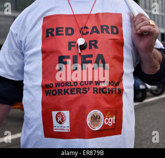 Zürich, Schweiz. 29. Mai 2015. Ein Mann kommt eine Demonstration vor Zürcher Hallenstadion die FIFA-Delegierten nur für den FIFA-Kongress kommen. Die Demonstranten kritisieren schlechte Arbeitsbedingungen in Katar beim Bau der Sportstätten für die FIFA WM 2022. Bildnachweis: Thamerpic/Alamy Live-Nachrichten Stockfoto