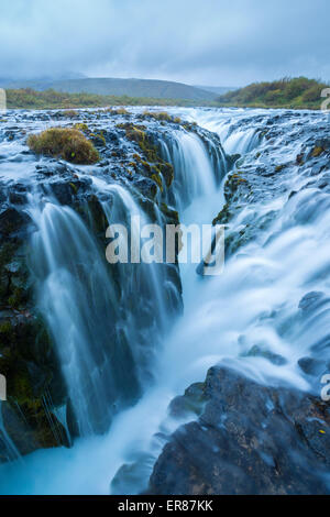 Einem einzigartigen Wasserfall, bekannt als Brúarfoss in Island. Stockfoto