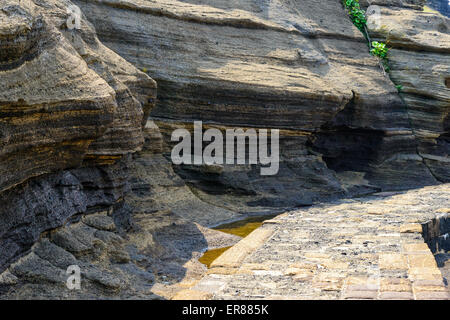 Mehrstöckige geschichteten rau und seltsame Sedimentgesteine im berühmten touristischen Ort Yongmeori Coast(Dragon head coast) in Jeju Island. Stockfoto