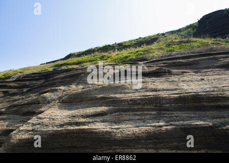 Mehrstöckige geschichteten rau und seltsame Sedimentgesteine im berühmten touristischen Ort Yongmeori Coast(Dragon head coast) in Jeju Island. Stockfoto