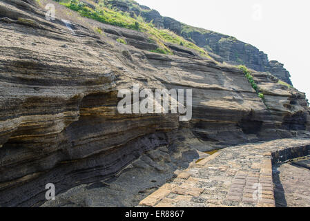 Mehrstöckige geschichteten rau und seltsame Sedimentgesteine im berühmten touristischen Ort Yongmeori Coast(Dragon head coast) in Jeju Island. Stockfoto