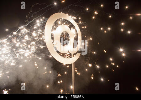 Bei Symbol beleuchtet mit Feuerwerk in der Nacht Stockfoto