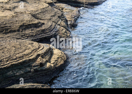 Mehrstöckige geschichteten rau und seltsame Sedimentgesteine im berühmten touristischen Ort Yongmeori Coast(Dragon head coast) in Jeju Island. Stockfoto