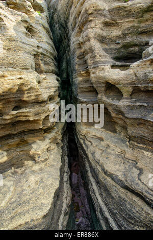 Mehrstöckige geschichteten rau und seltsame Sedimentgesteine im berühmten touristischen Ort Yongmeori Coast(Dragon head coast) in Jeju Island. Stockfoto