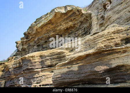 Mehrstöckige geschichteten rau und seltsame Sedimentgesteine im berühmten touristischen Ort Yongmeori Coast(Dragon head coast) in Jeju Island. Stockfoto