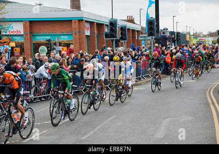 Radprofis Fahrer im Wettbewerb in der Tour de Yorkshire 2015 Radrennen York North Yorkshire England Vereinigtes Königreich Großbritannien Stockfoto