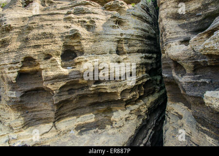 Mehrstöckige geschichteten rau und seltsame Sedimentgesteine im berühmten touristischen Ort Yongmeori Coast(Dragon head coast) in Jeju Island. Stockfoto