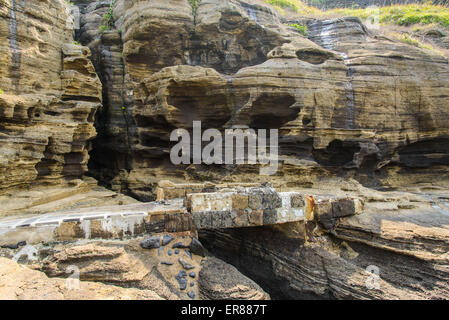 Mehrstöckige geschichteten rau und seltsame Sedimentgesteine im berühmten touristischen Ort Yongmeori Coast(Dragon head coast) in Jeju Island. Stockfoto