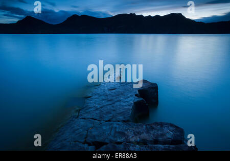 Eine Langzeitbelichtung entlang der Ufer des Lago Nordenskjöld im Torres del Paine. Stockfoto