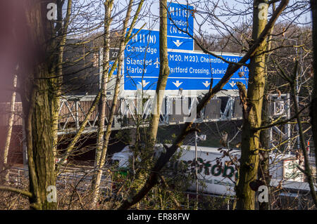 Schilder am Eingang zum Bell gemeinsamen Tunnel auf der M25 Autobahn, Epping, Essex, England Stockfoto