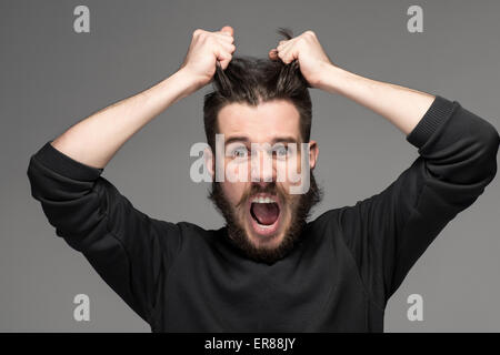 Frustration, Mann reißt Haare heraus im Zorn Stockfoto