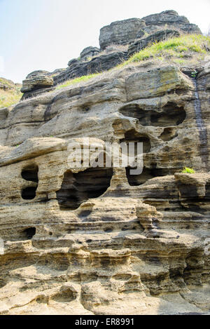 Mehrstöckige geschichteten rau und seltsame Sedimentgesteine im berühmten touristischen Ort Yongmeori Coast(Dragon head coast) in Jeju Island. Stockfoto