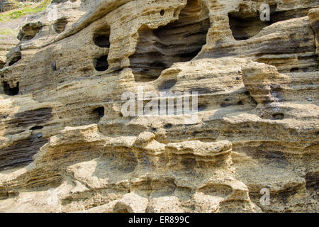 Mehrstöckige geschichteten rau und seltsame Sedimentgesteine im berühmten touristischen Ort Yongmeori Coast(Dragon head coast) in Jeju Island. Stockfoto