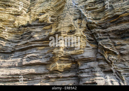 Mehrstöckige geschichteten rau und seltsame Sedimentgesteine im berühmten touristischen Ort Yongmeori Coast(Dragon head coast) in Jeju Island. Stockfoto