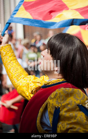 Mann im Kostüm der Contrada della Chiocciola bei Corteo Storico vor das Pferderennen Palio, Siena, Italien Stockfoto