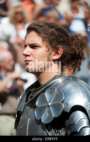 junger Mann in Rüstung bei Corteo Storico vor das Pferderennen Palio, Siena, Italien Stockfoto