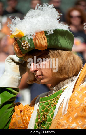 junger Mann im Kostüm der Contrada della Selva bei Corteo Storico vor das Pferderennen Palio, Siena, Italien Stockfoto