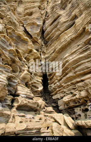 Mehrstöckige geschichteten rau und seltsame Sedimentgesteine im berühmten touristischen Ort Yongmeori Coast(Dragon head coast) in Jeju Island. Stockfoto