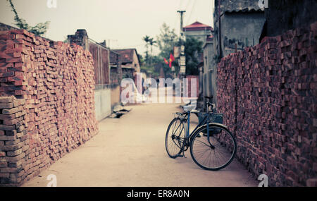 Fahrrad geparkten Gasse in Hanoi, Vietnam Stockfoto