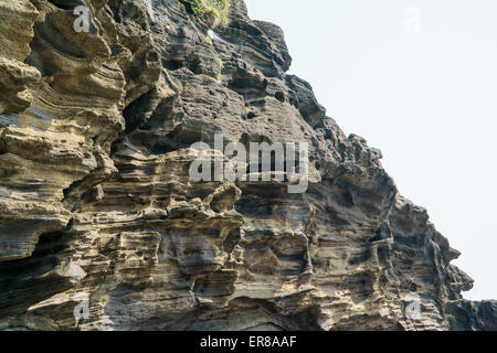 Mehrstöckige geschichteten rau und seltsame Sedimentgesteine im berühmten touristischen Ort Yongmeori Coast(Dragon head coast) in Jeju Island. Stockfoto