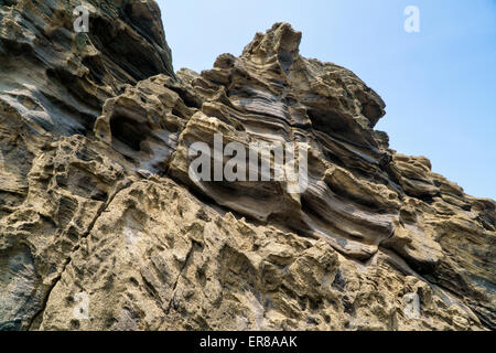 Mehrstöckige geschichtet rau und seltsame Sedimentgesteine im berühmten touristischen Ort Yongmeori Coast(Dragon head coast) in Jeju Island, Stockfoto