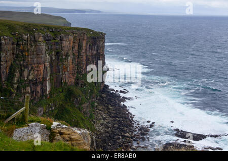 Klippen bei Dunnet Head, am nördlichsten Punkt des Festlands UK, Caithness, Schottland Stockfoto