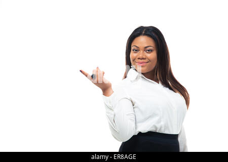 Glücklich Afro amerikanische Geschäftsfrau Zeigefinger entfernt auf einem weißen Hintergrund isoliert. Blick in die Kamera Stockfoto