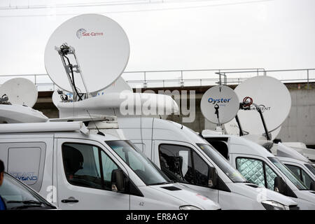 Zürich, Schweiz. 29. Mai 2015. Außen Rundfunk TV Autos Park auf dem 65. FIFA-Kongress mit der Präsidentschaftswahlen im Hallenstadion in Zürich, Schweiz, 29. Mai 2015. Foto: Patrick Seeger/Dpa/Alamy Live News Stockfoto