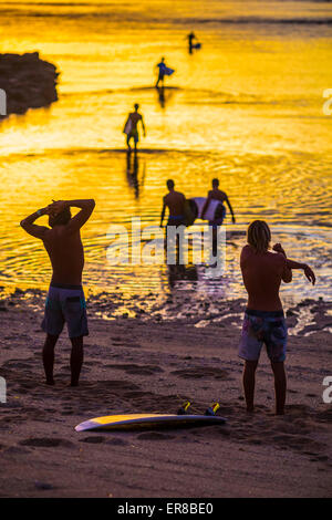 Surfer bei Sonnenaufgang. Bali. Indonesien. Stockfoto