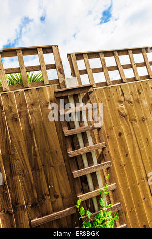 Schließen Sie bestiegen, hölzerne Umzäunung und quadratischen Gitter. Horizontal und vertikal fixiert. Stockfoto