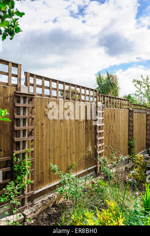 Schließen Sie bestiegen, hölzerne Umzäunung und quadratischen Gitter. Horizontal und vertikal fixiert. Stockfoto