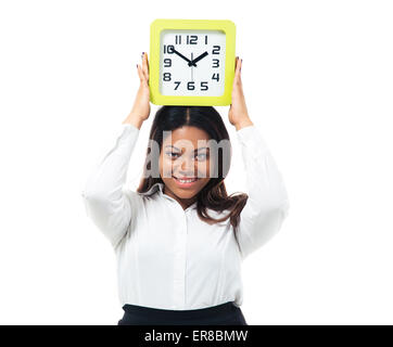 Glücklich Afro amerikanische Geschäftsfrau mit Uhr auf dem Kopf stehend auf einem weißen Hintergrund isoliert. Blick in die Kamera Stockfoto