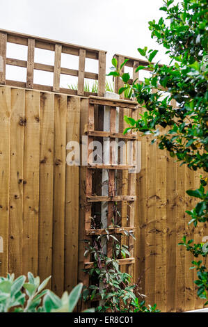 Schließen Sie bestiegen, hölzerne Umzäunung und quadratischen Gitter. Horizontal und vertikal fixiert. Stockfoto