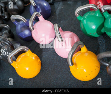 Mehrfarbig Kettlebells in Turnhalle Stockfoto