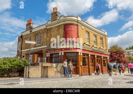 Der Angel Pub außerhalb der Fassade Bermondsey Wall an einem sommerlichen blauen Himmelstag, East London England UK Stockfoto