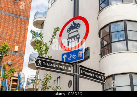 Ein Schild zeigt die Richtung zum Fluss Thames Path Stockfoto