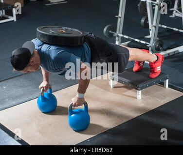 Voller Länge des Jünglings im Fitness-Studio trainieren Stockfoto