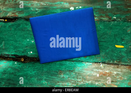 Dunkel blau Hardcover Notizbuch auf grünen alten Holztisch Stockfoto