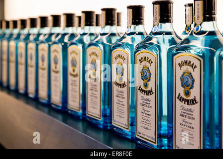 Gin Shop, Bombay Sapphire Brennerei Visitor Centre, Laverstoke, Hampshire, England, UK. Stockfoto