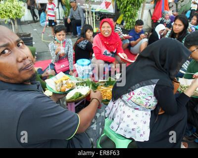 JAKARTA - INDONESIEN 11. JANUAR 2015. Den lokalen Markt mit bunt gekleideten Menschen. Stockfoto