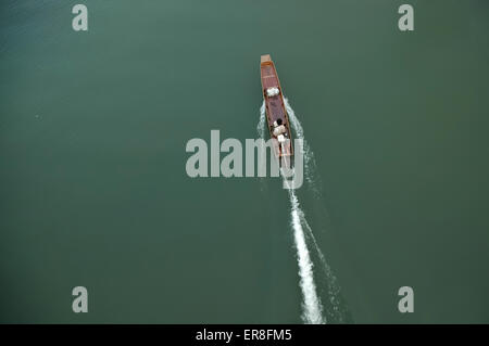 Top Sicht der Thai antiken hölzernen Speed-Boot auf Smaragd-Fluss Stockfoto