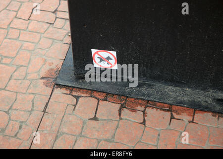 Erhöhte Ansicht keine Hunde erlaubt Zeichen auf Metall auf Fußweg Stockfoto