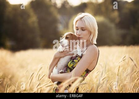 Frau mit junge Beagle Stockfoto