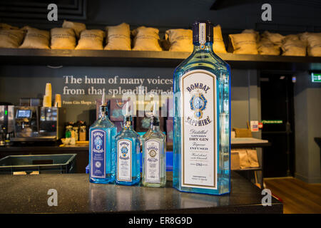 Gin Shop, Bombay Sapphire Brennerei Visitor Centre, Laverstoke, Hampshire, England, UK. Stockfoto