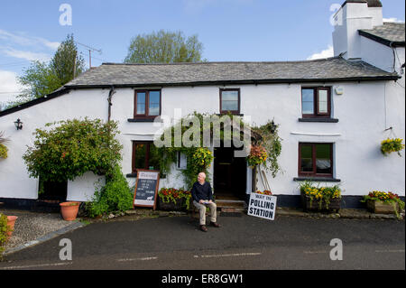 Allgemeine Umfragen Wahltag, UK: Ländliche Wahllokal im Black Venus in Challacombe, Devon. Stockfoto