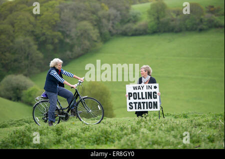 Parlamentswahlen 2015 UK: Ein Wähler mit ihrem Fahrrad unterwegs, in einem ländlichen Wahllokal in Shirwell, Devon zu stimmen. Stockfoto