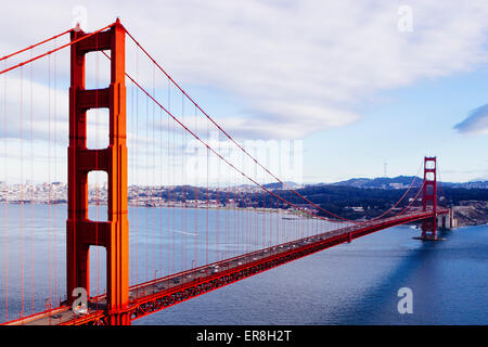 Golden Gate Bridge über die Bucht von San Francisco gegen bewölktem Himmel Stockfoto